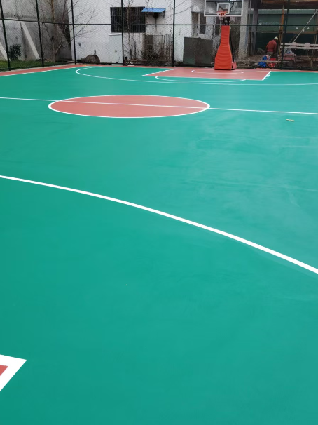 七叉镇 球场长期使用易出现地面开裂