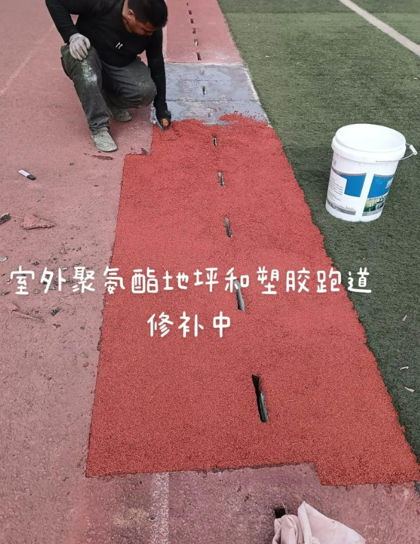 七叉镇球场地面翻新维修，核心是先诊断破损